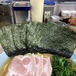 横濱ラーメン あさが家 - 海苔増しは5枚150円。