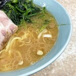 横濱ラーメン あさが家 - 旨味たっぷりの豚骨スープ。