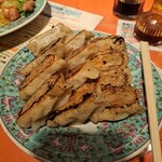 金沢中華 50年餃子とやみつき麻婆豆腐 全開口笑 - 焼き餃子。