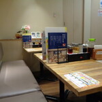 Kitakataramembannai - 店内のテーブル席