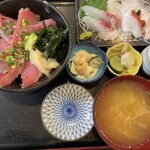 魚亥子 - ブリとマグロのミックス丼＋刺身（1200円）