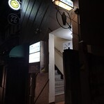 223894302 - お店は　この雑居ビルの1Fの奥にある。