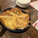 なかよし餃子 エリザベス - カリカリチーズの豚キムチ焼き餃子 \640