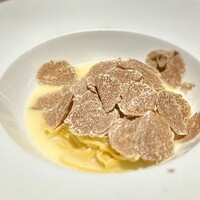 malca - ■トスカーナ産白トリュフのタヤリン
                    例年こちらではトスカーナ産。白トリュフは、やっぱりこれでいただくのが一番！主役は、この魅惑のキノコですから。
                    たまらん…♡