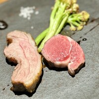 malca - ■ニュージーランド産サフォークのホゲット　背ロース
                      ホゲットととしてサーヴしているレストラン、羊専門店ぐらいでしか見かけません。
                      ラムよりしっかり目の味わいが最高！
                      背ロースの芯の部分も、バラも美味♪