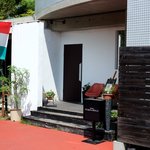 店の入り口前です