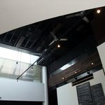 オステリア アックアインボッカ - 吹き抜けの天井にはファンが回ってます