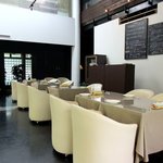 オステリア アックアインボッカ - 白いソファーで統一された店内