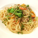 オステリア アックアインボッカ - 鶏もも肉と野菜たっぷりのアンチョビバター風味