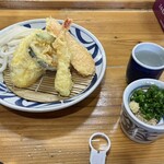 手打うどん はりや - 嫁さんの、天ぷらざる