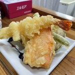 手打うどん はりや - 天ぷら　店主さんの料理センスからか  和食専門店と違うが、かなり旨い！