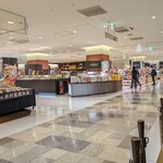 スターバックスコーヒー - シャミネ松江をスタバから撮影
            デパ地下とまではいかないかもだが
            なかなか有名な店がある