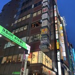 Nikuzukino Sakaba Masuya - 靖国通り、桜通りの入り口にあります。
      吉野家さんがある東海苑ビル4Fです