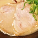 極とんラーメン - チャーシュー2枚、ネギ、キクラゲ細切り。