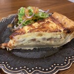 洋食とワイン ビストロ バター - 料理写真:キッシュロレーヌ