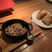 バル デ エスパーニャ ムイ 東京店 - 牛肉と色々きのこのアヒージョ　¥1,100
                    バケット2個　¥480