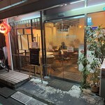 マカン マカン - 中華オリエンタルなファサード｡ガラス張りで入りやすい｡テーブル５席のコンパクトな百名店｡