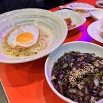 珍食堂 - チャジャン麺(タレを混ぜる前)