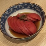 大衆酒場 新三呑み屋 - 小鉢でしょうか？冷やしトマトで下