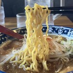 自家製麺 手もみラーメン 来楽軒 - 麺