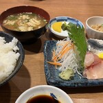 丸高食堂 - 定食は、ご飯、味噌汁、漬物と小鉢がつきます。