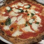 ペルテ - マルゲリータ500。2,750円、生地は柔らかくソース、チーズ、バジルのバランスが抜群