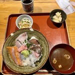 Kitahama Uoji - 人気No.1 おまかせ海鮮丼　1000円。ミニうどんと高野豆腐が付いてます。