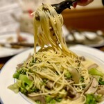 ブラッスリー ロワゾブリュ - ムール貝の残ったスープて作った木の子パスタ。これは絶品！！