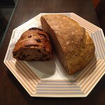 ルヴァン 富ヶ谷店 - 果実とクルミのパン（左）カンパーニュ（右）