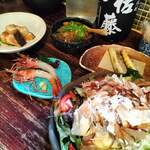 囲坊主 - サクラマスのレア焼き（左上）、どて焼き（中上）、ボタン海老（中）、ホワイトアスパラ（右上）、シーザーサラダ（右下）