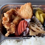 Matontei - ・ごぼう&レンコン煮・唐揚げ2個・ウインナー
                      ここの唐揚げは結構オススメ！そのままが旨い！
                      おじさんになっても…ウインナーはテンション⤴︎