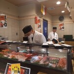 立飲み寿司 三浦三崎港 めぐみ水産 - 