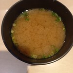 立飲み寿司 三浦三崎港 めぐみ水産 - 味噌汁（サービス）