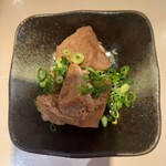 立飲み寿司 三浦三崎港 めぐみ水産 - お通し(鰤の煮付け）サービス