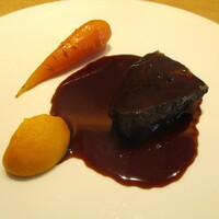 restaurant.m - 牛頬 赤ワイン煮 ： 牛頬肉が箸でも切れるような柔らかさにまで赤ワイン煮にされています。 濃厚でコクのあるお味に魅せられます。 南瓜のペースト、人参のグラッセが添えられ、クミンを散らしてあります。