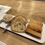 シャントレル - 1皿目
      サーモンのリエット、クロックムッシュ。