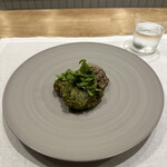 シャントレル - 3皿目
      大船渡牡蠣の春菊揚げ、舞茸のベニエ、春菊のサラダ、万願寺とうがらしのピューレ。