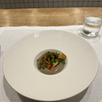 シャントレル - 4皿目
      蜂蜜ビネガーを効かせたキノコのムース、ジロール茸のマリネ、シマエビ。
      