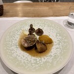 シャントレル - 10皿目
      川俣軍鶏とセップ茸の詰め物のロースト、カボチャのピューレ。