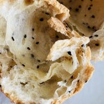 パンネル - ゴマもちパンの中は空洞。パリっとモチっと。くせになる食感です。