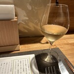 五本木 AKIMOTO - ワインは比較的日本のものが多め。宝水ワイナリーデラウエア750円。かなーりトロピカル満開なお味