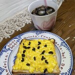 小さなパン小屋 一休 - たまごパンにオリーブを。バジルがあれば良かったなぁー