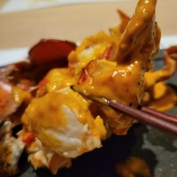 隠れ家鉄板おぶ - 焼き上がったオマール海老は、食べやすいように取り分け、切り分けてあり、上からアメリケーヌ ソースがたっぷりかかっていた。