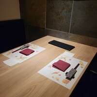 隠れ家鉄板おぶ - 鉄板焼きが見える場所のテーブル 先 落ち着いた ライティング 高級感ある。