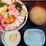 鈴木水産 - 海鮮丼(上)、漬物、白味噌汁