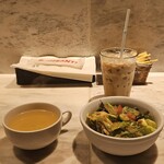 Iru kyanti - セットのサラダとスープとアイスラテ