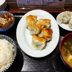 Gyouza No Maruyama - 屋台餃子定食 1000円、屋台餃子5個、水餃子2個、一口どて煮、ご飯、味噌汁が付きます