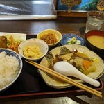 Sakedokoro Kimi - 500円の日替りランチ　お味噌汁まで到着