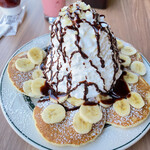 Eggs'n Things - パンケーキ（バナナ、ホイップクリームとマカダミアナッツ＋チョコレートソース）