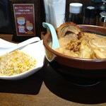 千代商店 - 北海道味噌味噌漬け炙りチャーシュー麺の麺大盛りとミニチャーハン